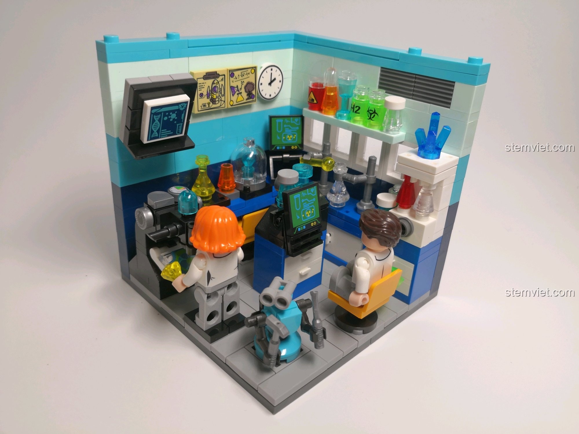Mô hình Phòng Thí nghiệm Khoa học hoàn chỉnh với hai nhà khoa học, robot trợ lý và đầy đủ trang thiết bị nghiên cứu.