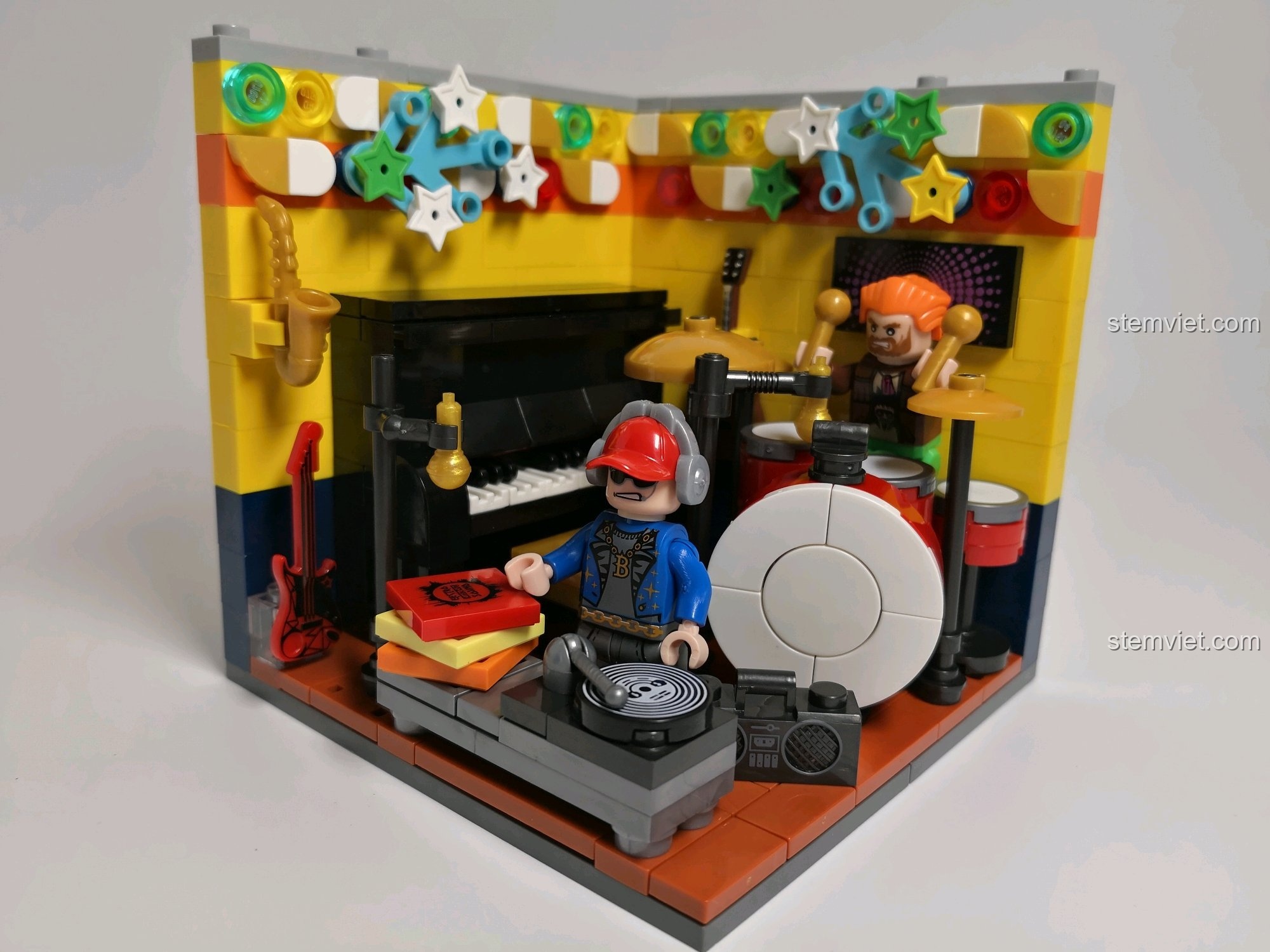 Mô hình Phòng Thu Âm nhạc hoàn chỉnh với đầy đủ nhạc cụ như dàn trống, bàn DJ, piano và hai minifigure nhạc sĩ.