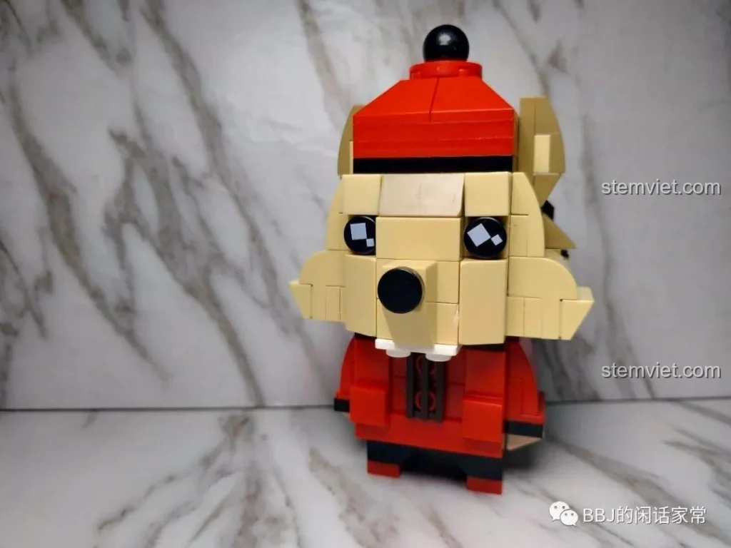 Mô hình Phúc Thần ZHEGAO QL0953-1 từ bộ sưu tập Tết, nhìn từ góc nghiêng, cho thấy thiết kế độc đáo và màu sắc rực rỡ.