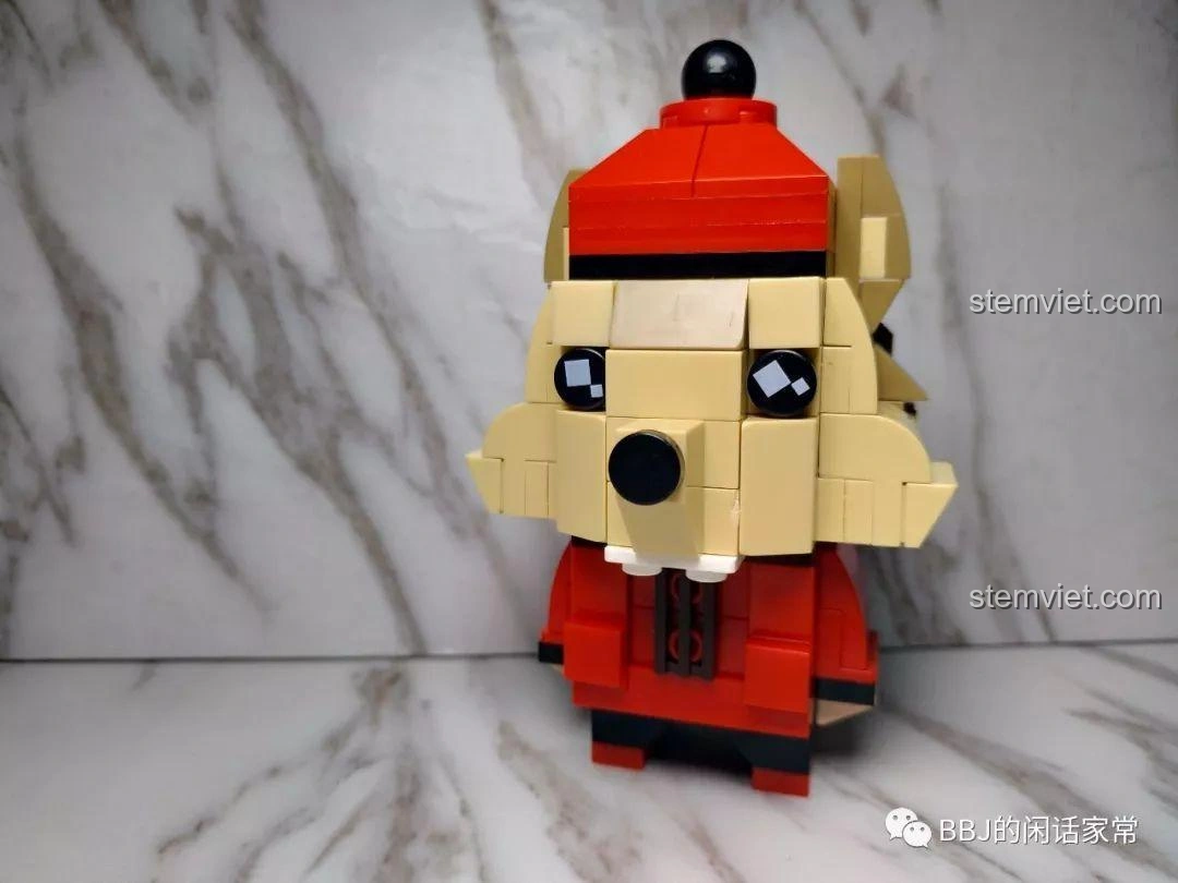 Mô hình Phúc Thần ZHEGAO QL0953-1 từ bộ sưu tập Tết, nhìn từ góc nghiêng, cho thấy thiết kế độc đáo và màu sắc rực rỡ.