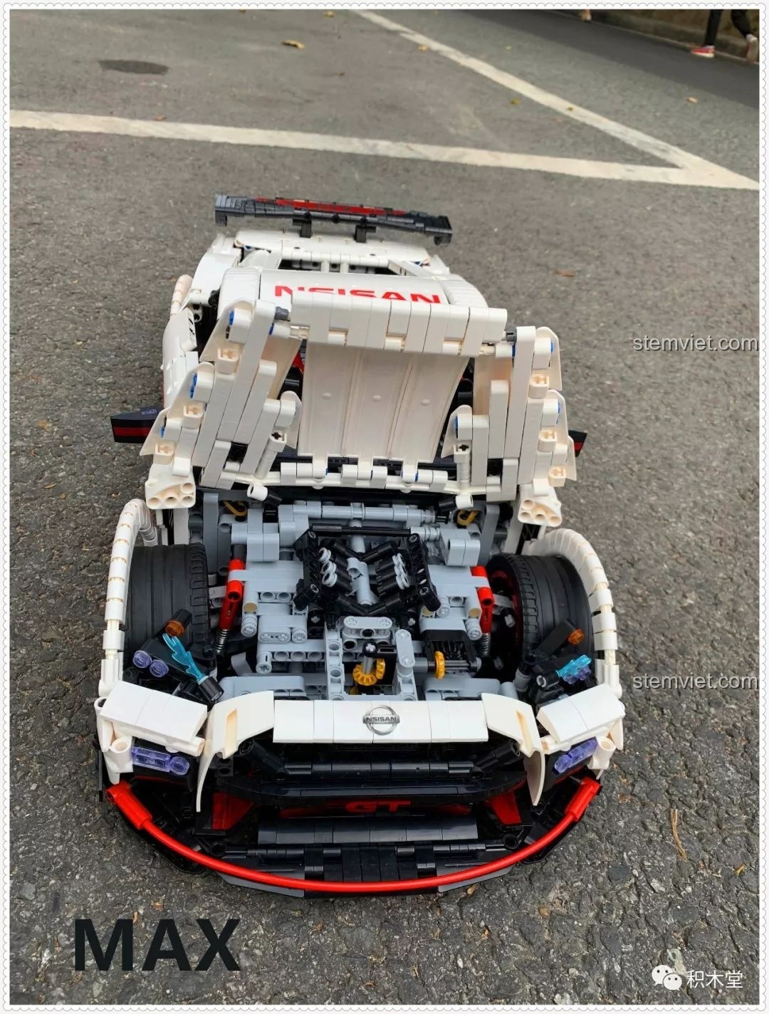 Mô hình lắp ráp Qizhile 23010 Nissan GT-R hoàn thiện, chụp từ phía sau, nổi bật cánh gió lớn và ống xả kép.