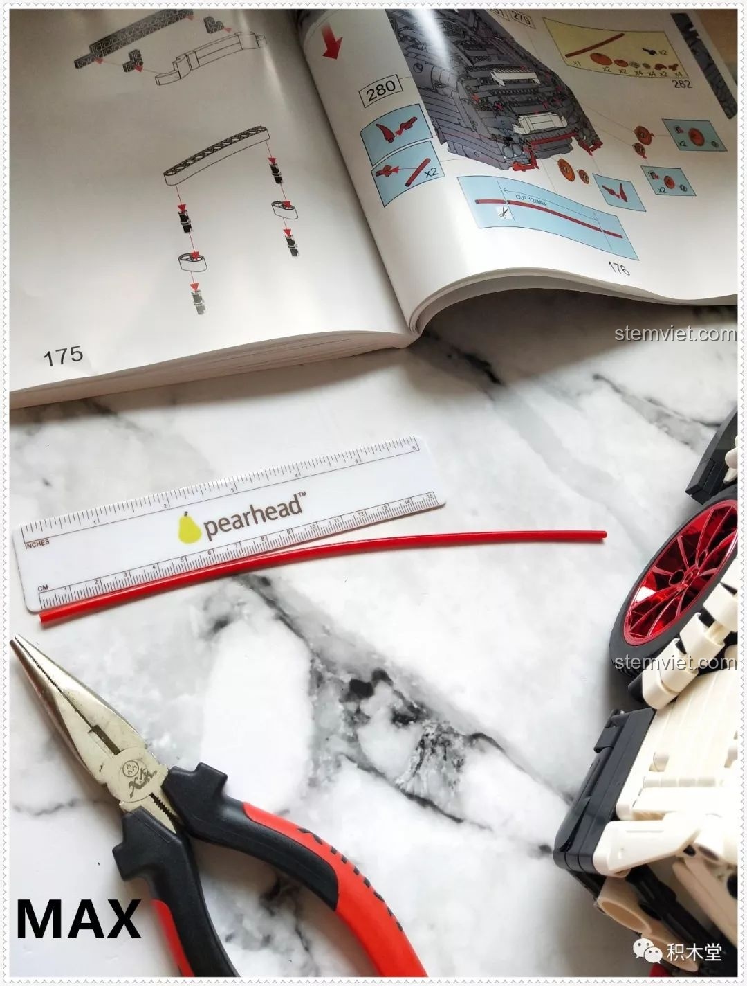 Mô hình lắp ráp Qizhile 23010 Nissan GT-R hoàn thiện, chụp từ phía trước, thể hiện vẻ đẹp mạnh mẽ và chi tiết.