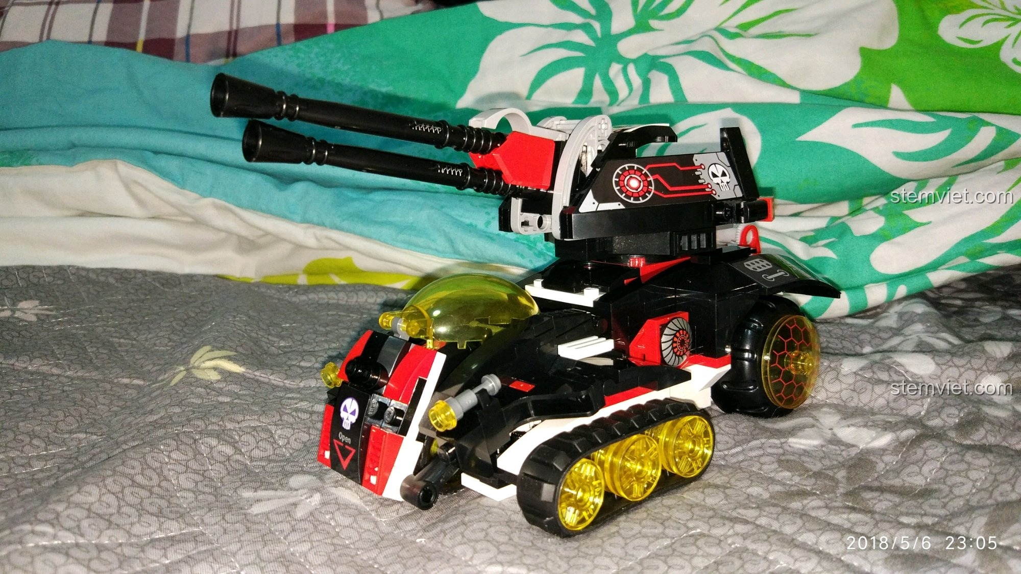 Mô hình xe Pháo Laser QMAN 2715 đã lắp ráp hoàn chỉnh với tông màu đen, đỏ và trắng.