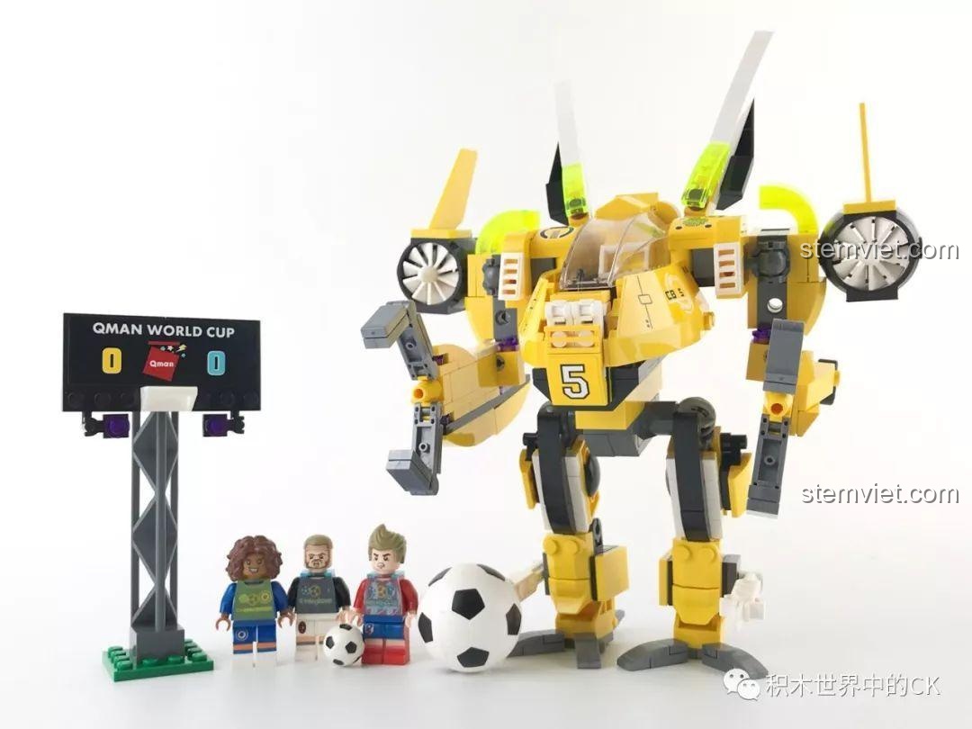 Mô hình Robot bóng đá QMAN 3004 hoàn thiện cùng 3 minifigures và bảng tỷ số.