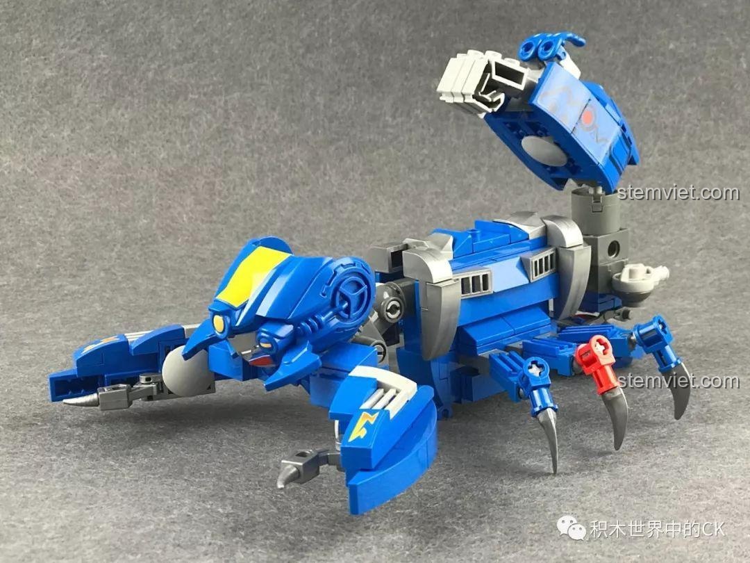 Mô hình Robot Bọ Cạp Điện Quang QMAN 3603 hoàn chỉnh nhìn từ góc chính diện, khoe cặp càng và đuôi mạnh mẽ.