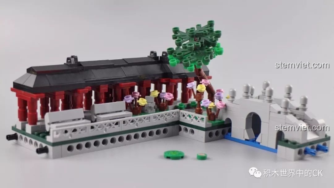 Mô hình Quan Ngư Đình XB-01110-D hoàn chỉnh, nổi bật với hành lang dài và cây cầu đá.