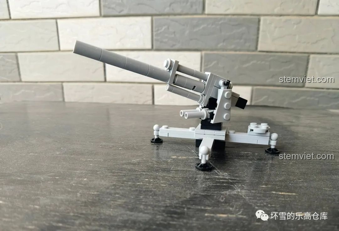 Tổng thể mô hình lắp ráp Quanguan 100077 Pháo phòng không Đức WWII từ góc nhìn ngang, thể hiện thiết kế chi tiết.