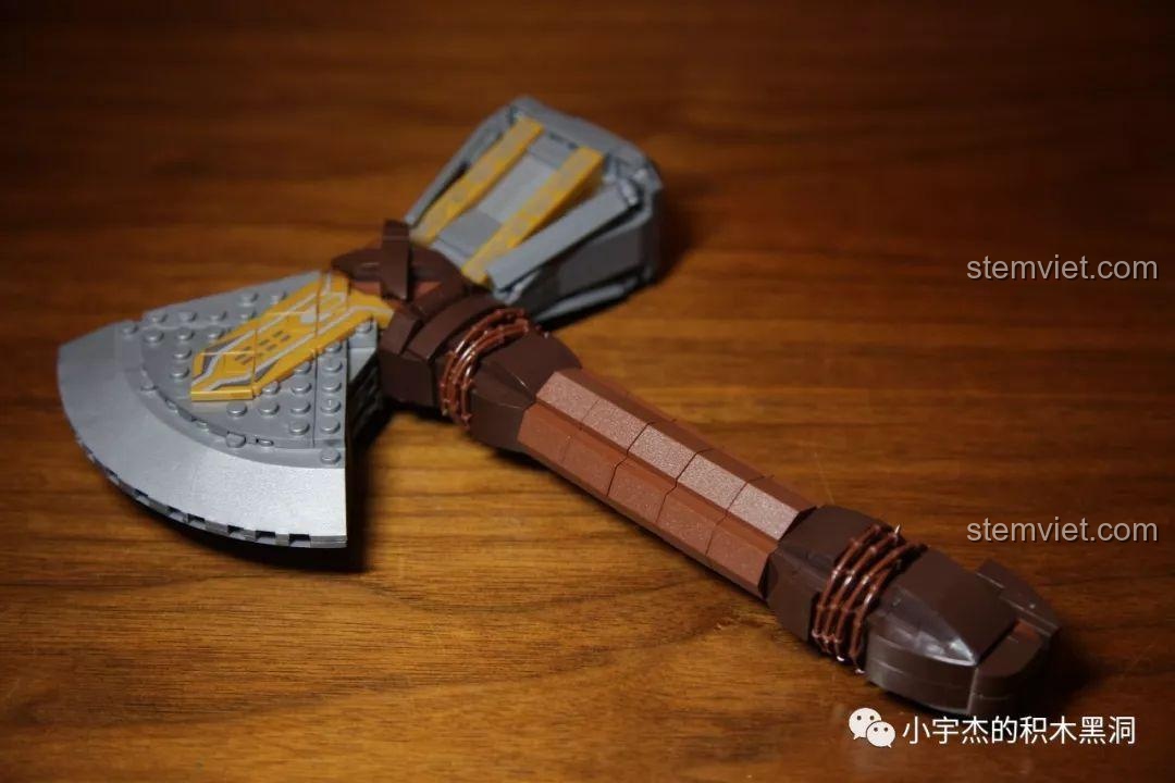Mô hình Rìu Bão Tố Stormbreaker SY1399 hoàn thiện nằm trên bàn gỗ, sẵn sàng để trưng bày.