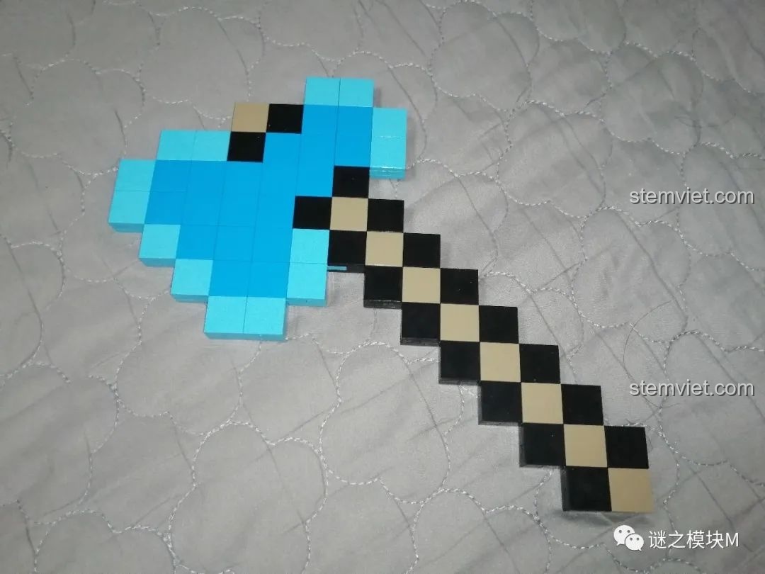 Mô hình Rìu Kim Cương Minecraft hoàn thiện từ bộ lắp ráp RENZAIMA 733, một món đồ chơi chất lượng.