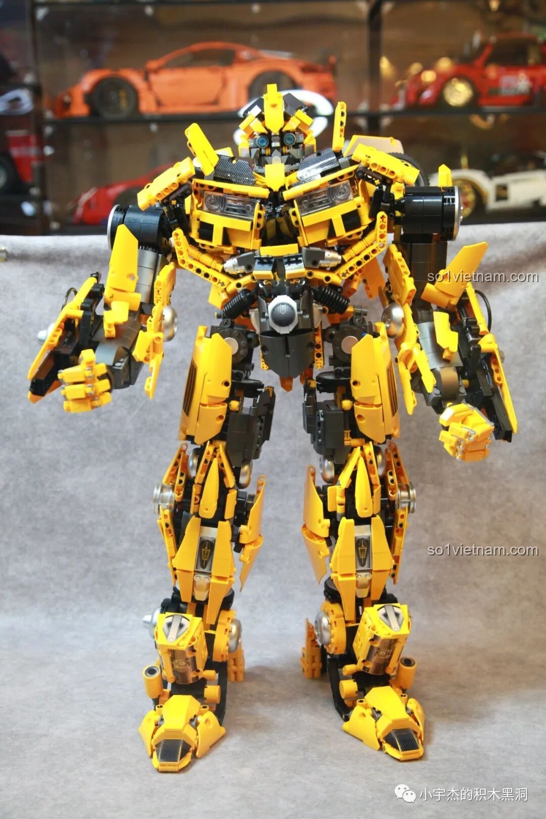 Mô hình Robot Bumblebee K-BOX V5007 đã lắp ráp hoàn chỉnh, đứng sừng sững với vẻ ngoài cực kỳ chi tiết và ấn tượng.