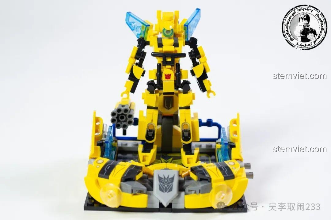 Mô hình Robot Bumblebee và trạm chỉ huy sau khi lắp ráp từ bộ Forange Block FC1547-2.