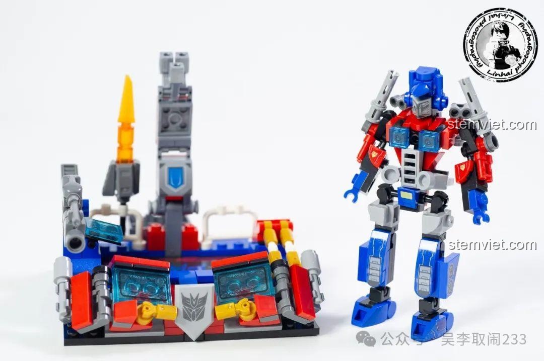 Mô hình Robot Optimus Prime và trạm chỉ huy sau khi lắp ráp từ bộ Forange Block FC1547-1.