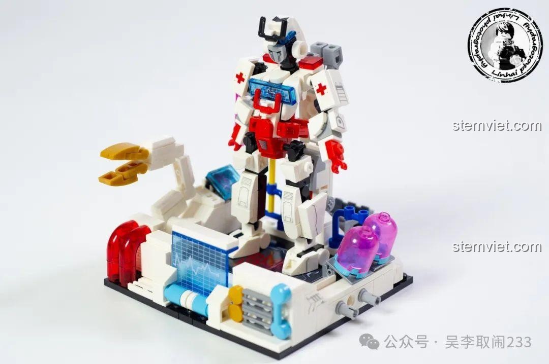 Mô hình Robot cứu thương Ratchet và trạm y tế sau khi lắp ráp từ bộ Forange Block FC1547-4.
