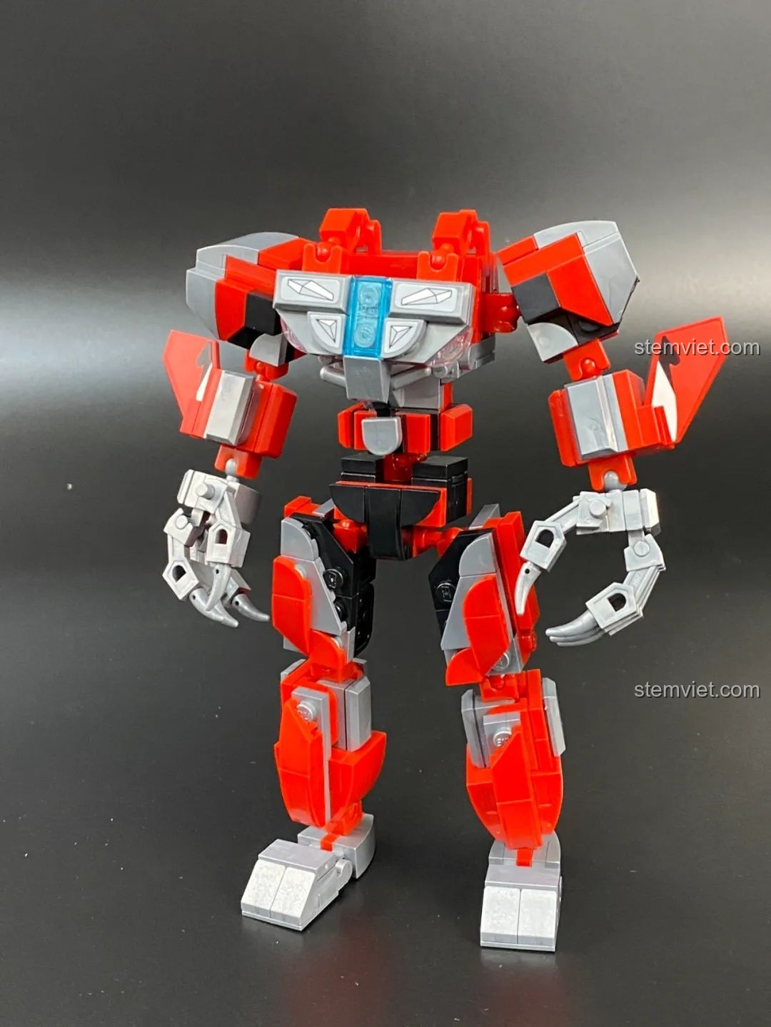 Mô hình Robot Ultraman QMAN 75047 đã hoàn thành, đứng vững chãi với màu đỏ bạc nổi bật.