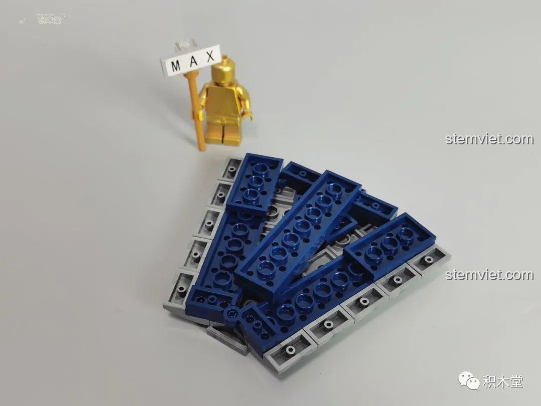 Mô hình Rolls-Royce Cullinan Mould King 10017 đã hoàn thành, nhìn từ góc 3/4 phía trước, chi tiết sắc nét.