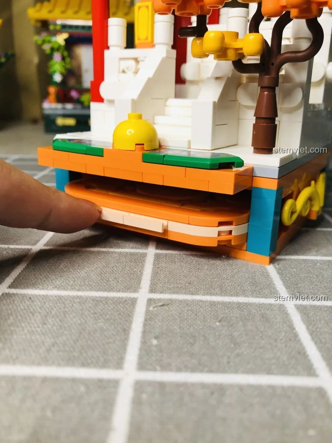 Góc nhìn từ phía sau của mô hình Wekki 506004 Cảnh Thu, thể hiện chi tiết trang trí mặt sau.