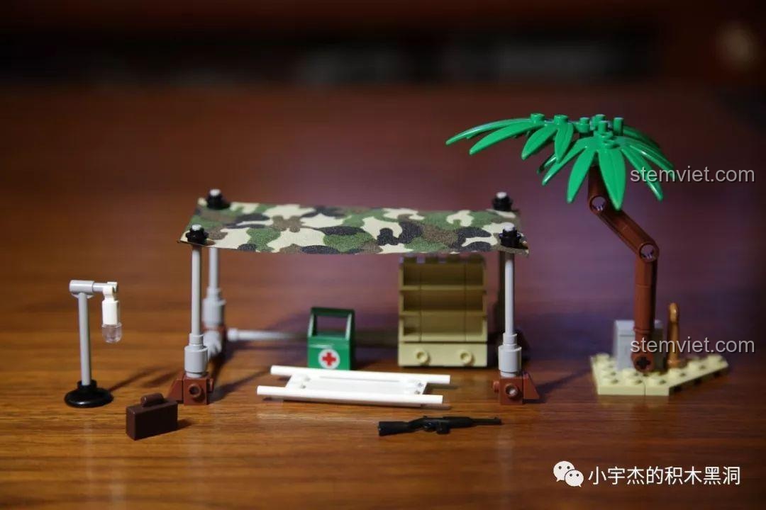 Mô hình Trại lính dã chiến SEMBO 101105 đã lắp ráp hoàn chỉnh với lều, cáng, hộp cứu thương và cây dừa.