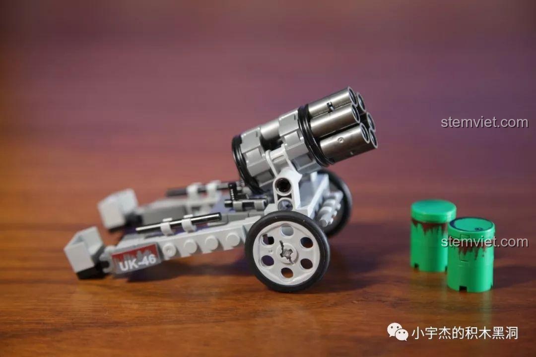 Mô hình Pháo phản lực SEMBO 101106 hoàn chỉnh, đi kèm hai thùng phuy màu xanh lá có chi tiết in.