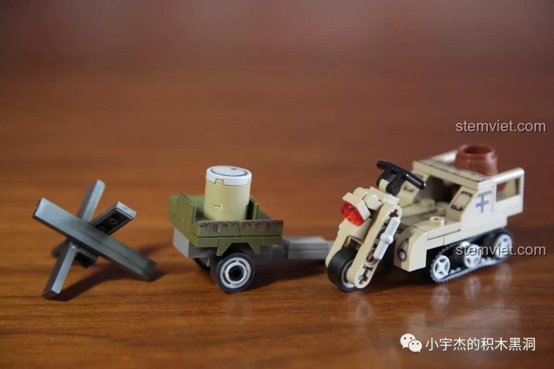 Mô hình Xe bán xích quân sự SEMBO 101107 hoàn chỉnh, gồm xe, rơ-moóc chở hàng và chướng ngại vật.