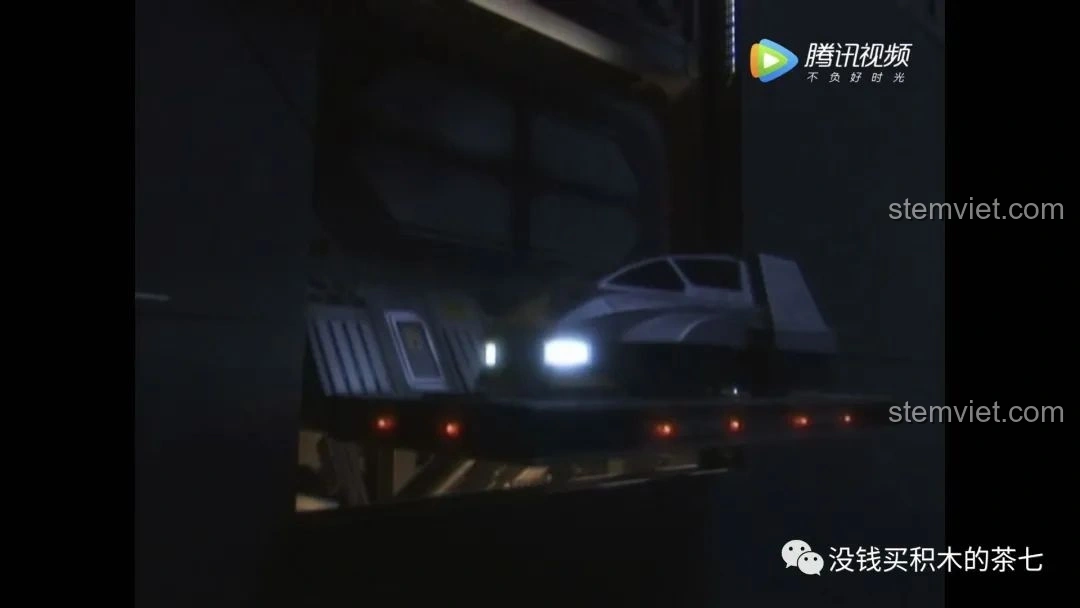 Mô hình lắp ráp SEMBO 108776 Căn cứ Phượng Hoàng Sào Ultraman ở chế độ bay, nhìn từ bên hông.