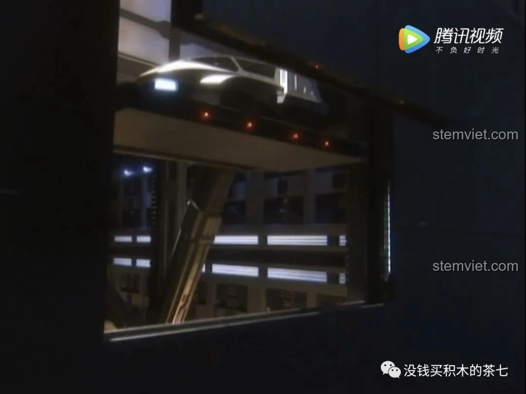 Mô hình lắp ráp SEMBO 108776 Căn cứ Phượng Hoàng Sào Ultraman ở chế độ bay, góc nhìn nghiêng.