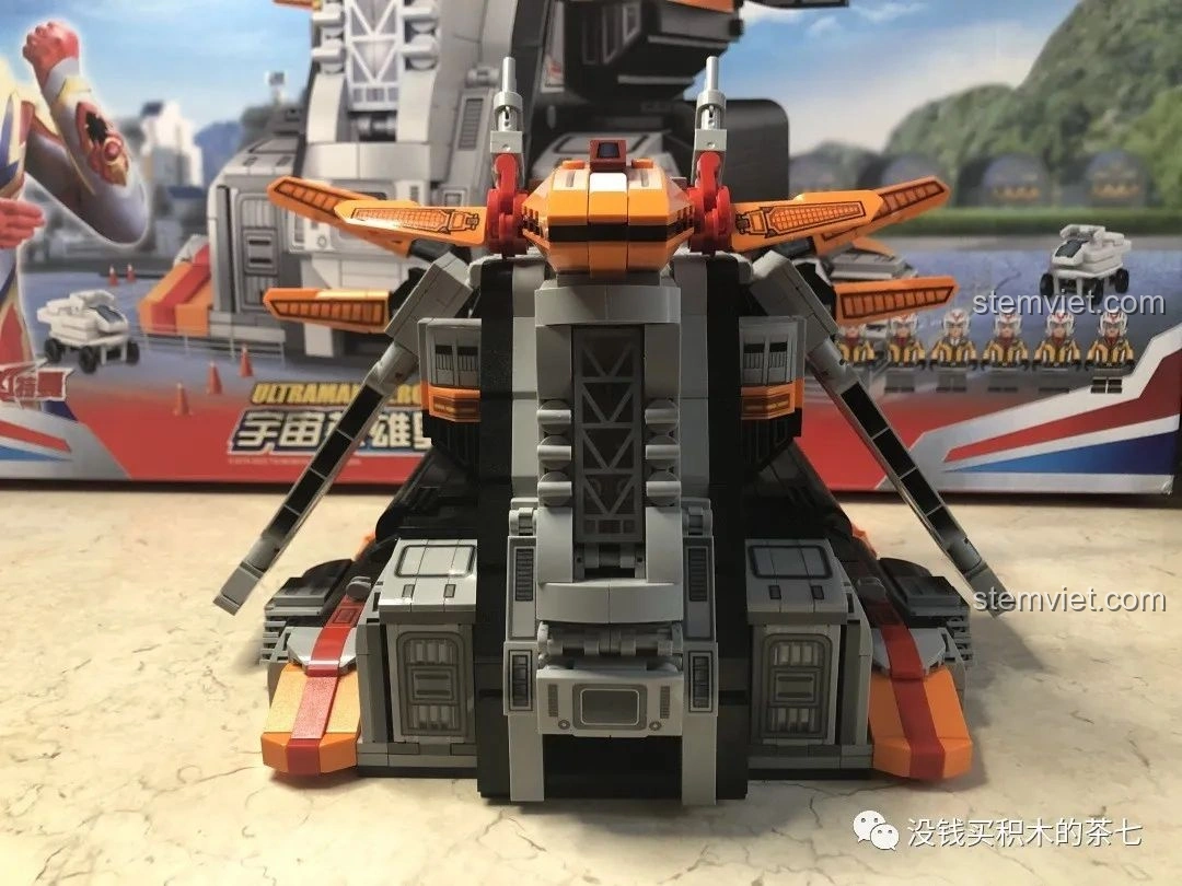 Mô hình lắp ráp SEMBO 108776 Căn cứ Phượng Hoàng Sào Ultraman ở chế độ căn cứ, nhìn từ bên hông.