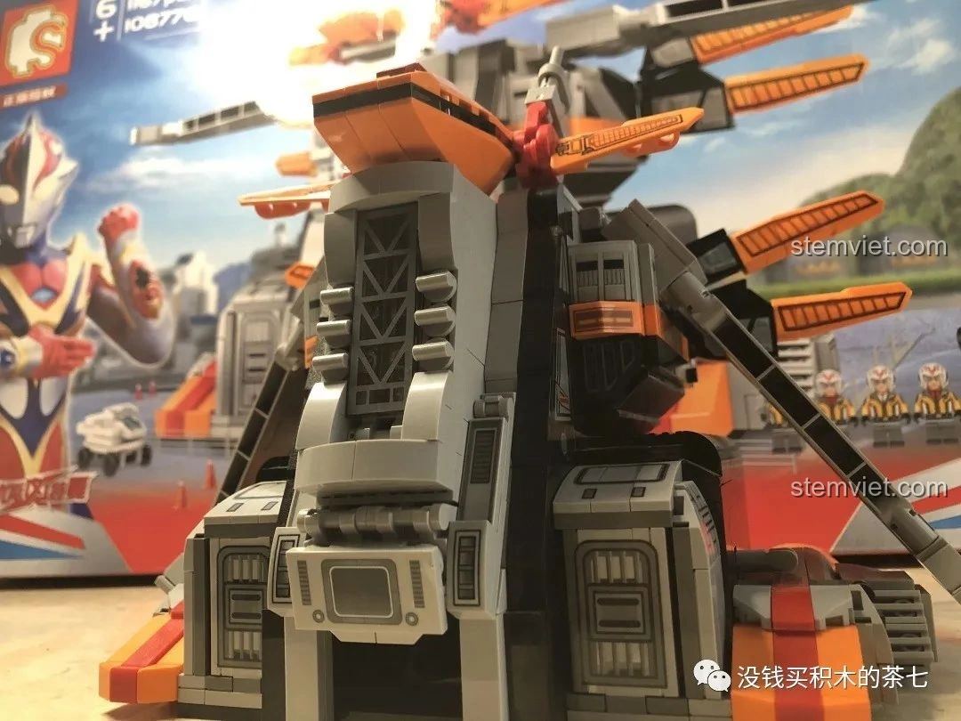 Mô hình lắp ráp SEMBO 108776 Căn cứ Phượng Hoàng Sào Ultraman ở chế độ căn cứ, góc nhìn nghiêng.