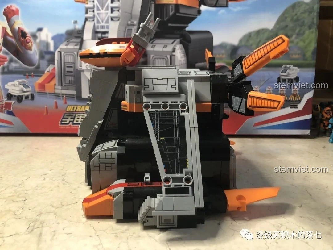 Mô hình lắp ráp SEMBO 108776 Căn cứ Phượng Hoàng Sào Ultraman ở chế độ căn cứ, nhìn từ phía sau.