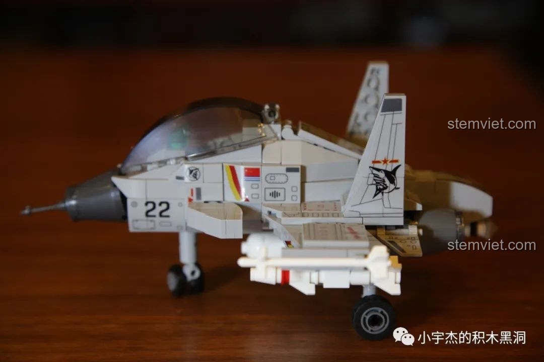 Mô hình Tiêm kích hạm J-15 SEMBO 202037 hoàn chỉnh, góc nhìn nghiêng khoe trọn vẻ đẹp hầm hố và đáng yêu.