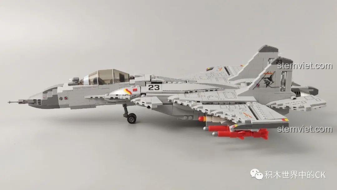 Mô hình J-15 SEMBO 202055 nhìn từ bên hông, khoe chiều dài và các chi tiết dọc thân máy bay.