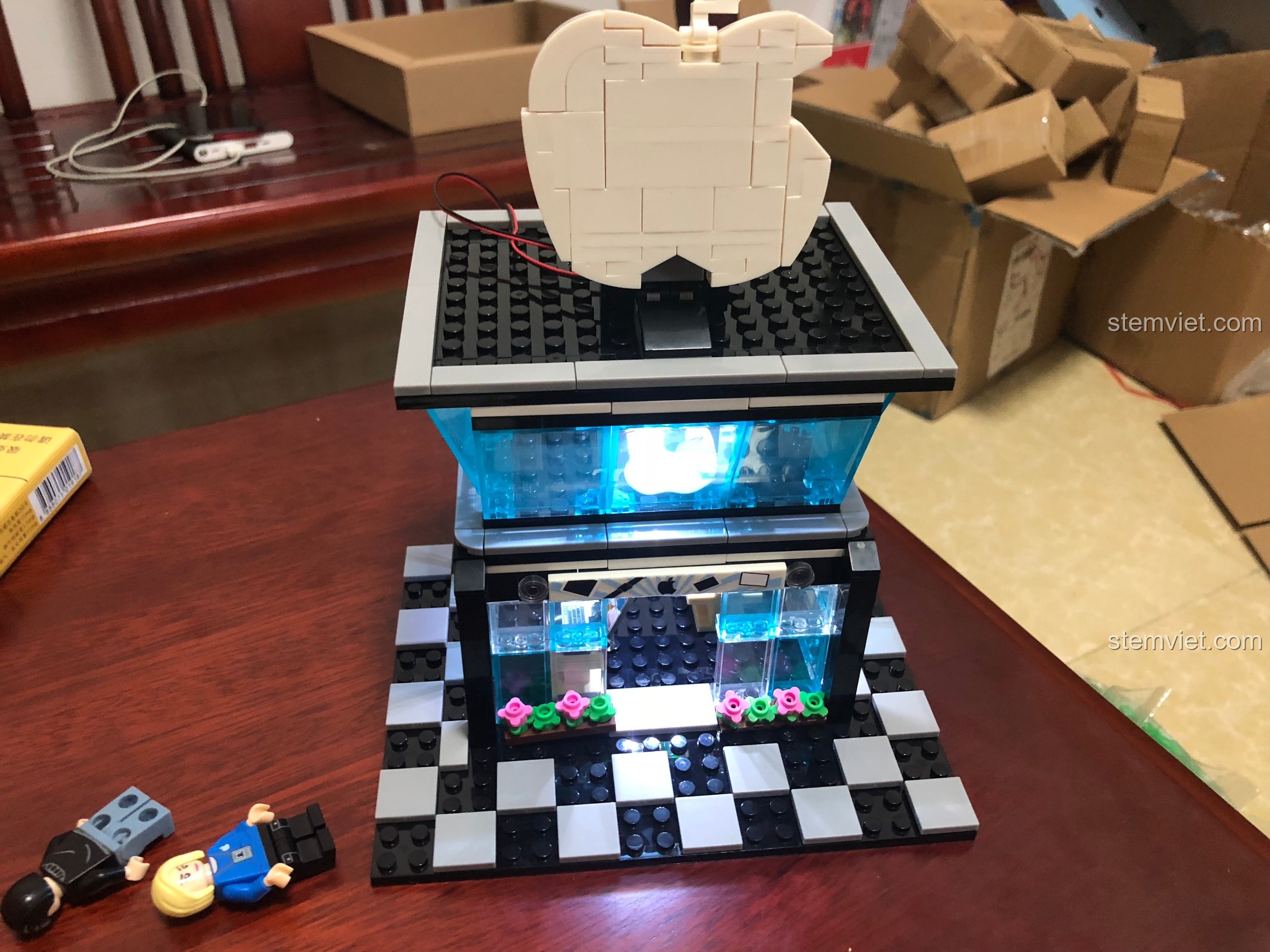 Mô hình cửa hàng công nghệ Sembo 601020 đã hoàn thành với đèn LED sáng bên trong và logo quả táo.