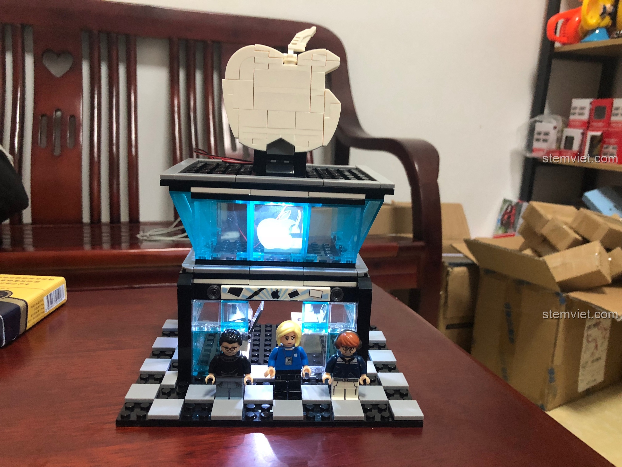 Mô hình Sembo 601020 hoàn chỉnh với 3 minifigures đứng phía trước và đèn LED chiếu sáng rực rỡ.