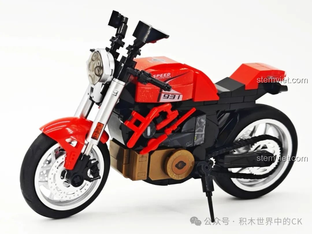 Mô hình SEMBO 714552 Ducati Monster 821 đang sử dụng chân chống, thể hiện tính năng linh hoạt của sản phẩm.