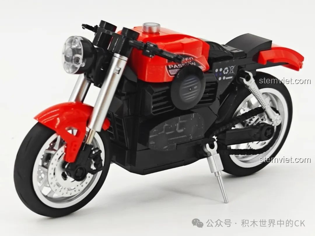 Mô hình SEMBO 714554 'Halay Cứng Cáp' đang sử dụng chân chống, khoe trọn vẻ đẹp cổ điển và mạnh mẽ.