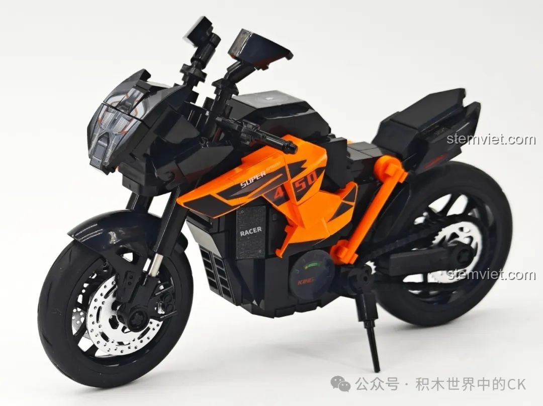 Mô hình SEMBO 714555 'Ánh Sáng Viễn Dã' đang sử dụng chân chống, khoe trọn thiết kế địa hình độc đáo.