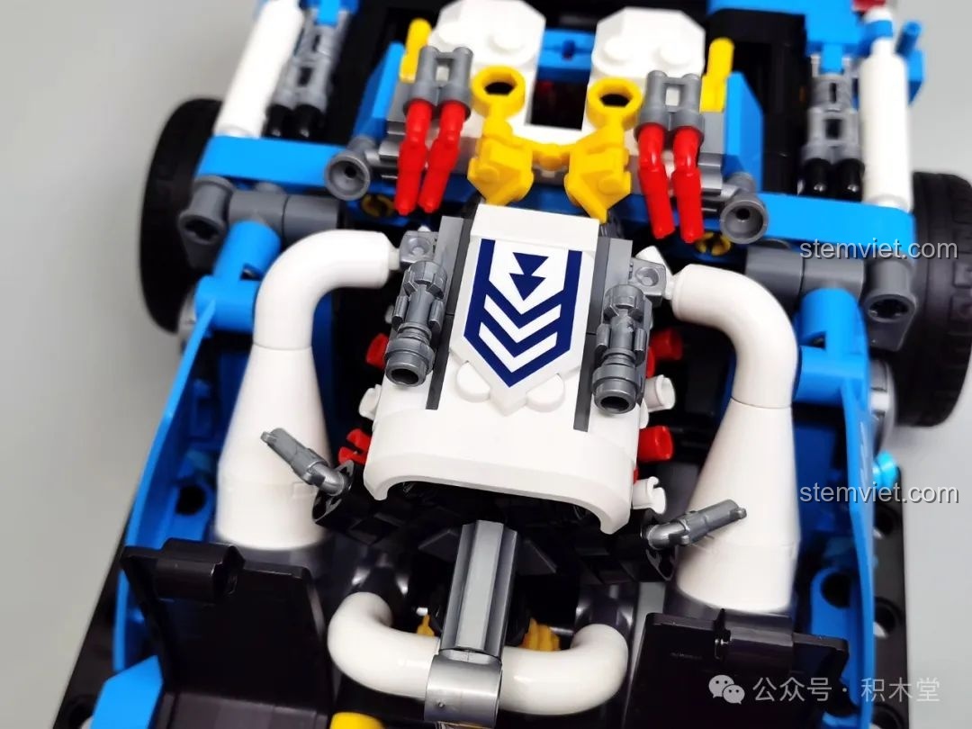 Ảnh 47 của bộ lắp ráp JAKI JK8808 Siêu Xe Khái Niệm Phantom, chi tiết đuôi xe. Đây là một bộ đồ chơi Mô hình siêu xe JK 8808 đáng tiền.