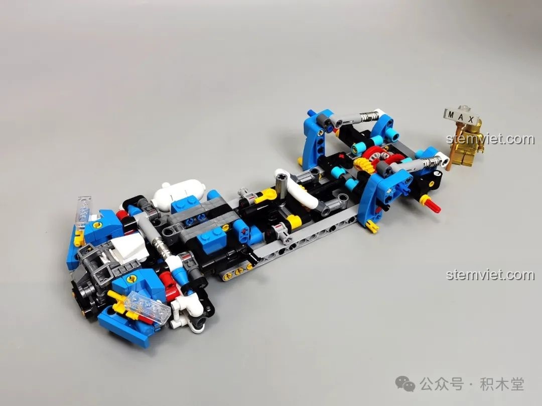 Ảnh 14 của bộ lắp ráp JAKI JK8808 Siêu Xe Khái Niệm Phantom, khung gầm đang lắp. Đây là một bộ đồ chơi Mô hình siêu xe JK 8808 đáng tiền.