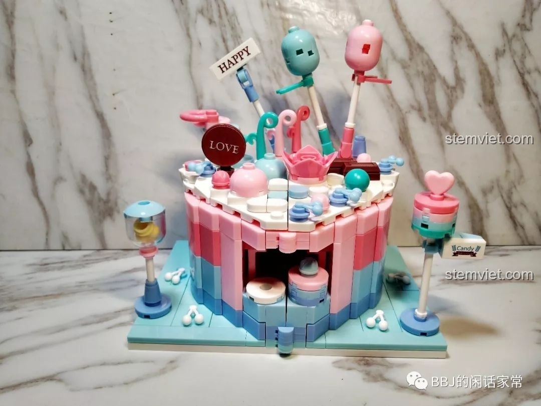 Mô hình Tiệm Bánh Kem Sluban B0705H hoàn chỉnh nhìn từ phía trước, có cửa sổ bán hàng nhỏ.