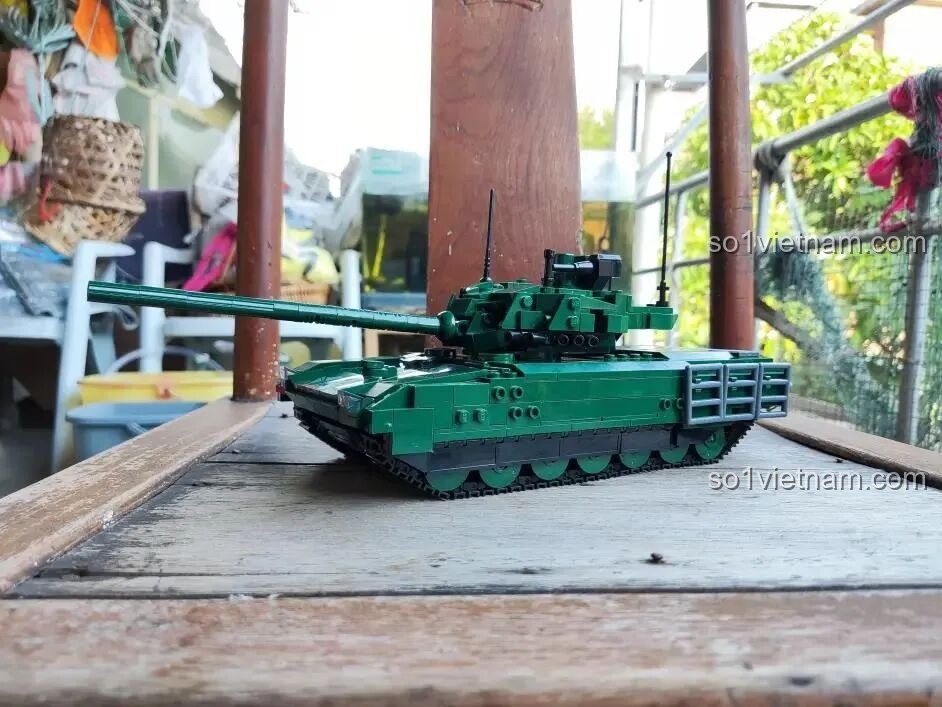 Mô hình xe tăng Sluban M38-B0850 T-14 Armata hoàn chỉnh được trưng bày trên bàn gỗ, nhìn từ góc nghiêng bên trái.