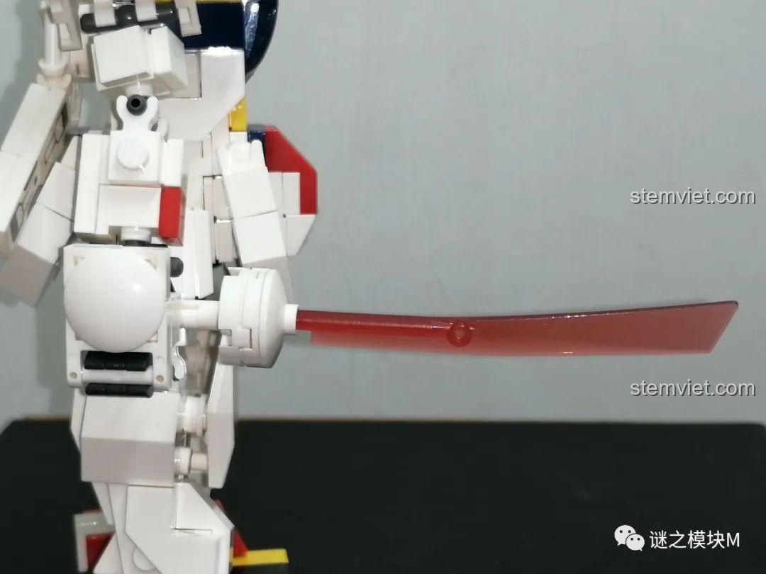 Mô hình lắp ráp Strike Gundam hoàn chỉnh từ bộ SY6498, đứng trên đế trưng bày.