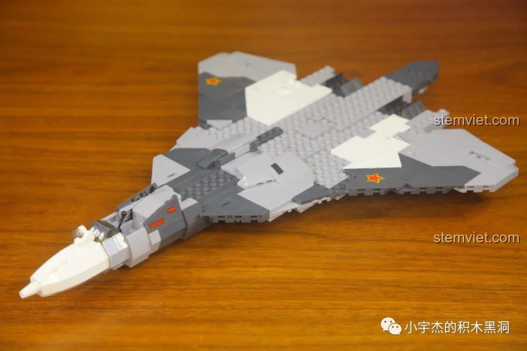 Mô hình máy bay Su-57 Flanker phiên bản mô phỏng gần hoàn chỉnh từ bộ Sluban M38-B0986.