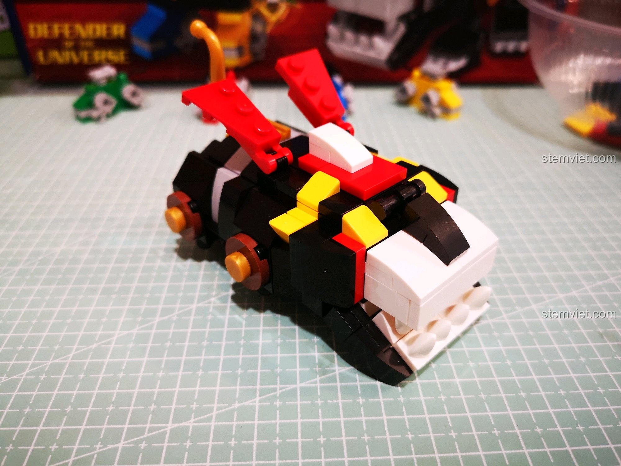 Mô hình Sư tử Đen hoàn chỉnh sau khi ghép phần lưng vào thân.