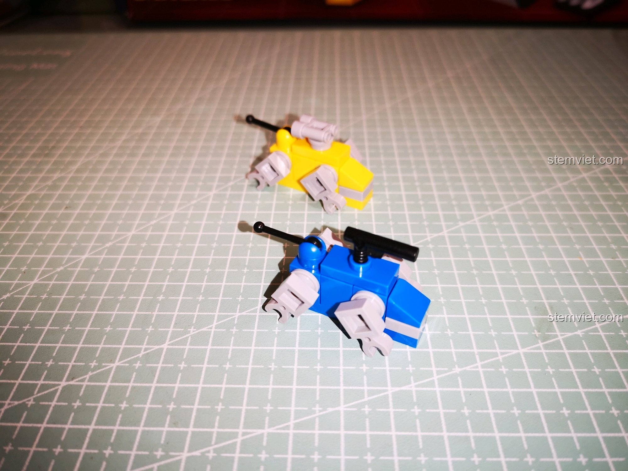 Hai mô hình Sư tử Vàng và Sư tử Xanh dương mini từ bộ Decool 18002 được đặt cạnh nhau sau khi lắp xong.