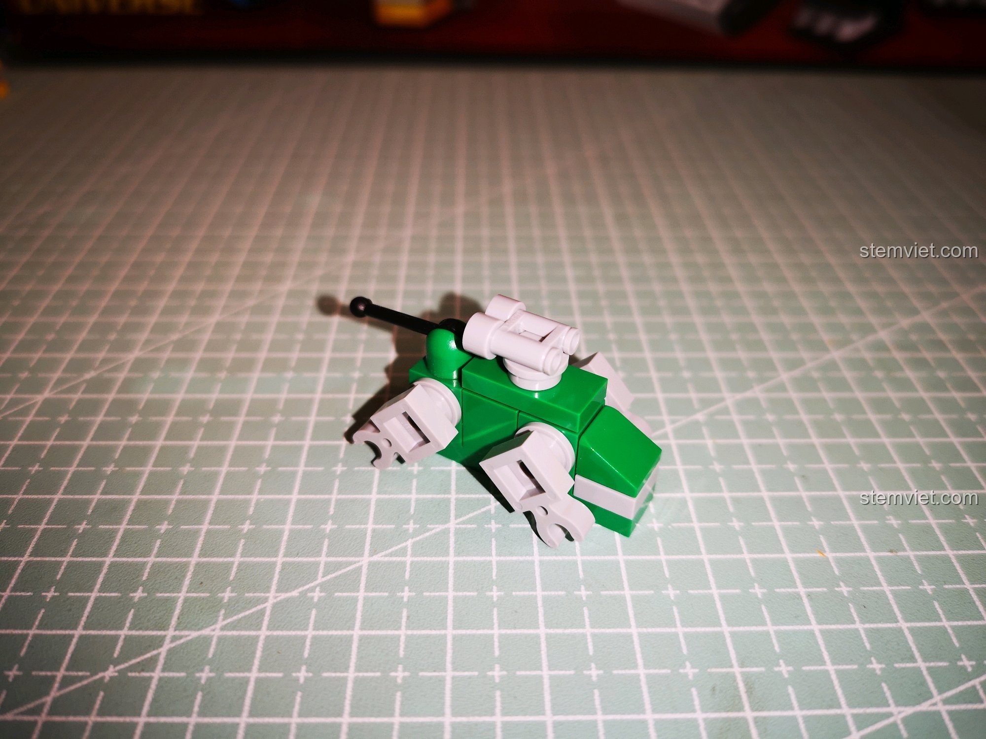 Cận cảnh mô hình Sư tử Xanh lá mini đã hoàn thành từ bộ lắp ráp Robot hợp thể từ 5 sư tử Decool.