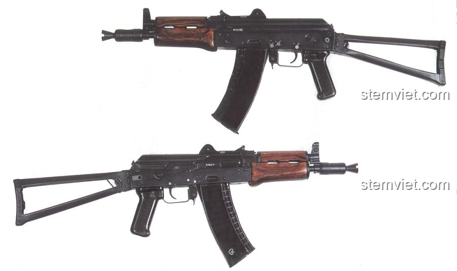 Mô hình Súng trường tấn công AK-47 CaDA C81001 hoàn chỉnh, nhìn từ trên xuống, sẵn sàng cho mọi cuộc chơi.