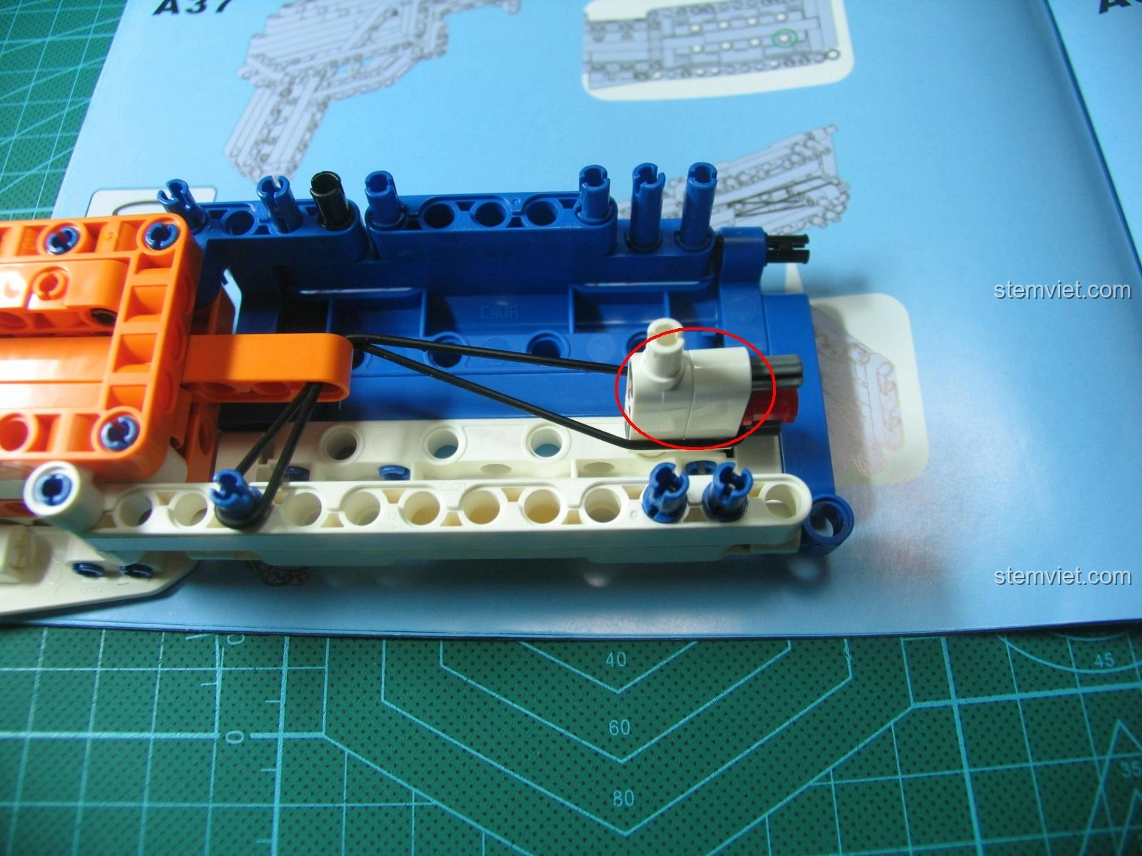 Mô hình Súng AK-47 CaDA C81001 đã hoàn thiện, nhìn từ mặt bên, thể hiện tổng thể thiết kế và màu sắc.