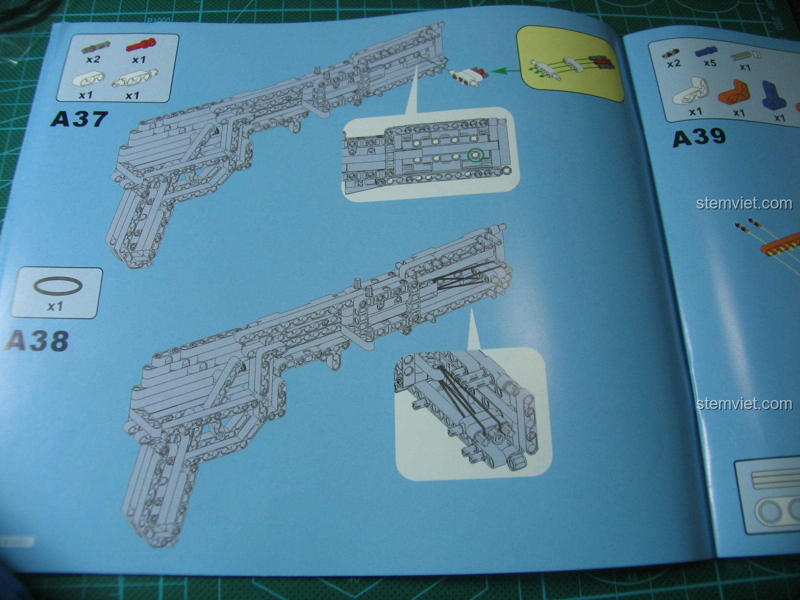 Mô hình Súng AK-47 CaDA C81001 đã hoàn thiện, nhìn từ dưới lên, thể hiện các chi tiết đáy và hộp đạn.