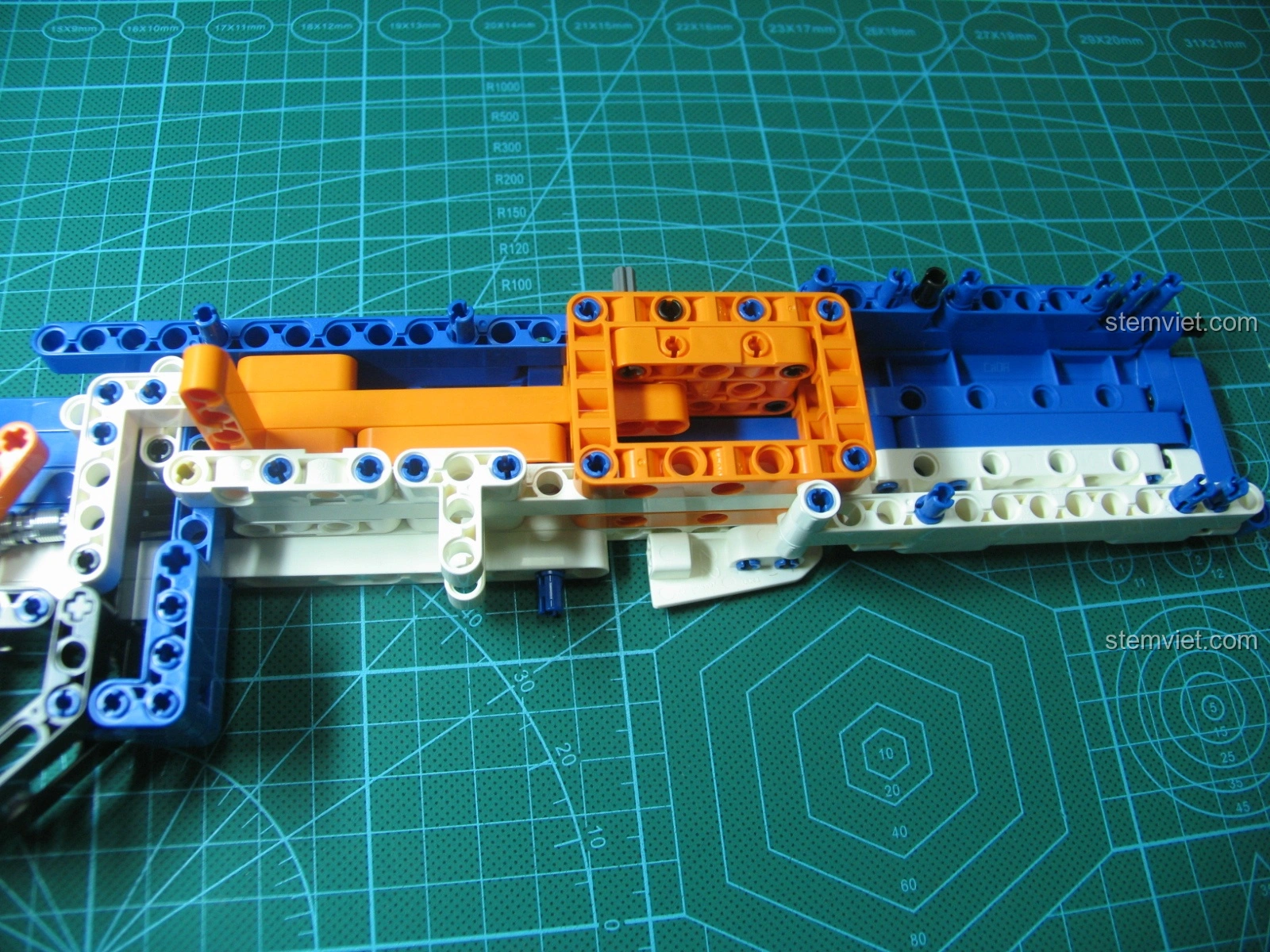 Mô hình Súng AK-47 CaDA C81001 đã hoàn thiện, nhìn từ trên xuống, thể hiện tổng thể thiết kế.