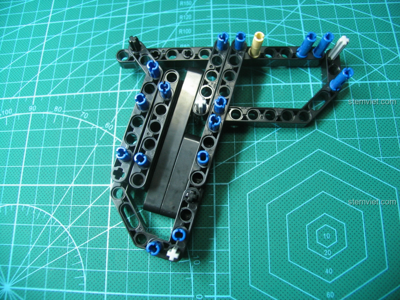 Mô hình Súng AK-47 CaDA C81001 đã hoàn thiện phần thân chính, nhìn rất oách và sẵn sàng cho các chi tiết cuối cùng.