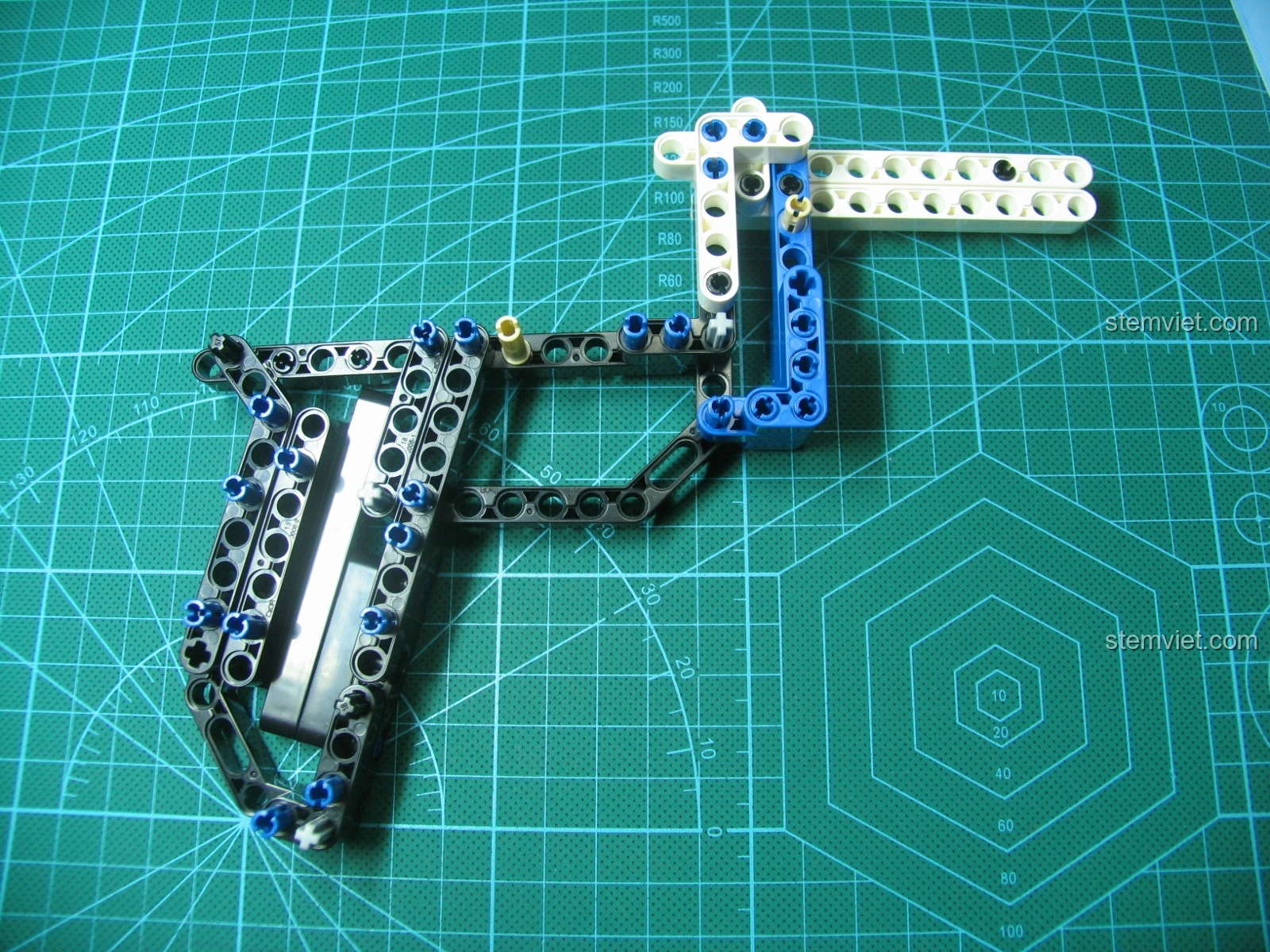 Mô hình Súng AK-47 CaDA C81001 đã hoàn thiện phần thân chính, sẵn sàng cho việc lắp báng súng.